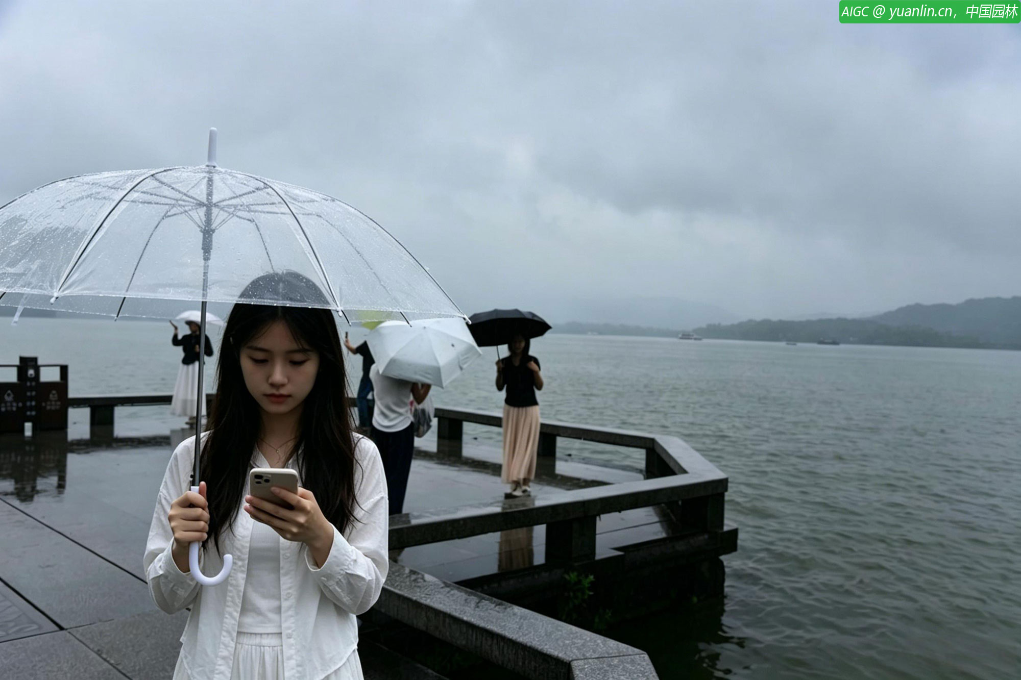 杭州，雨中的西湖烟波浩渺，环湖群山雾气缭绕