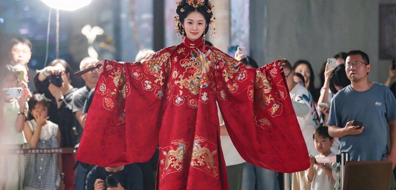 江苏南京，模特展示用云锦制作而成的明制汉服